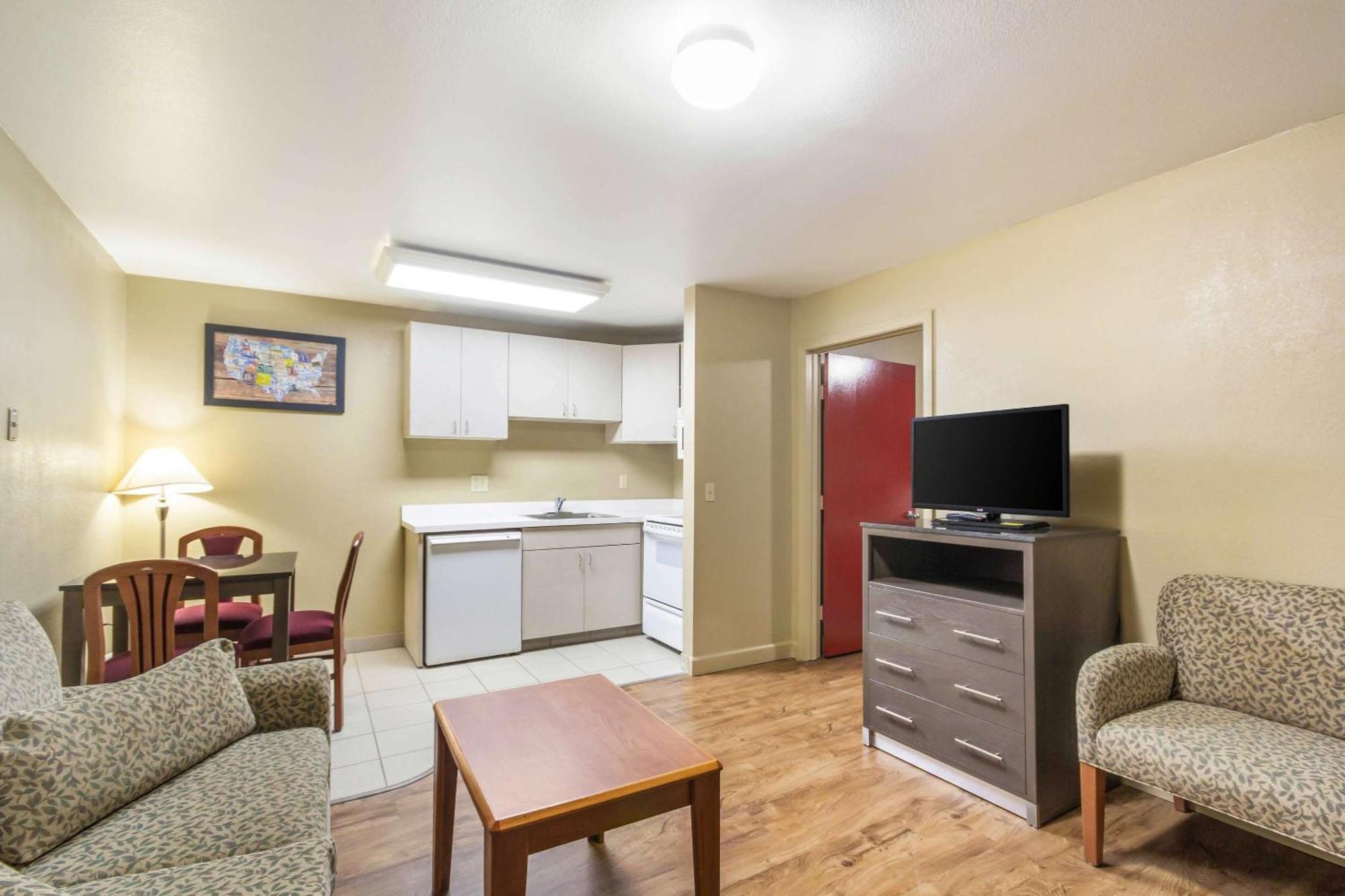 Econo Lodge Inn & Suites I-35 At Shawnee Mission Силвър Спринг Екстериор снимка