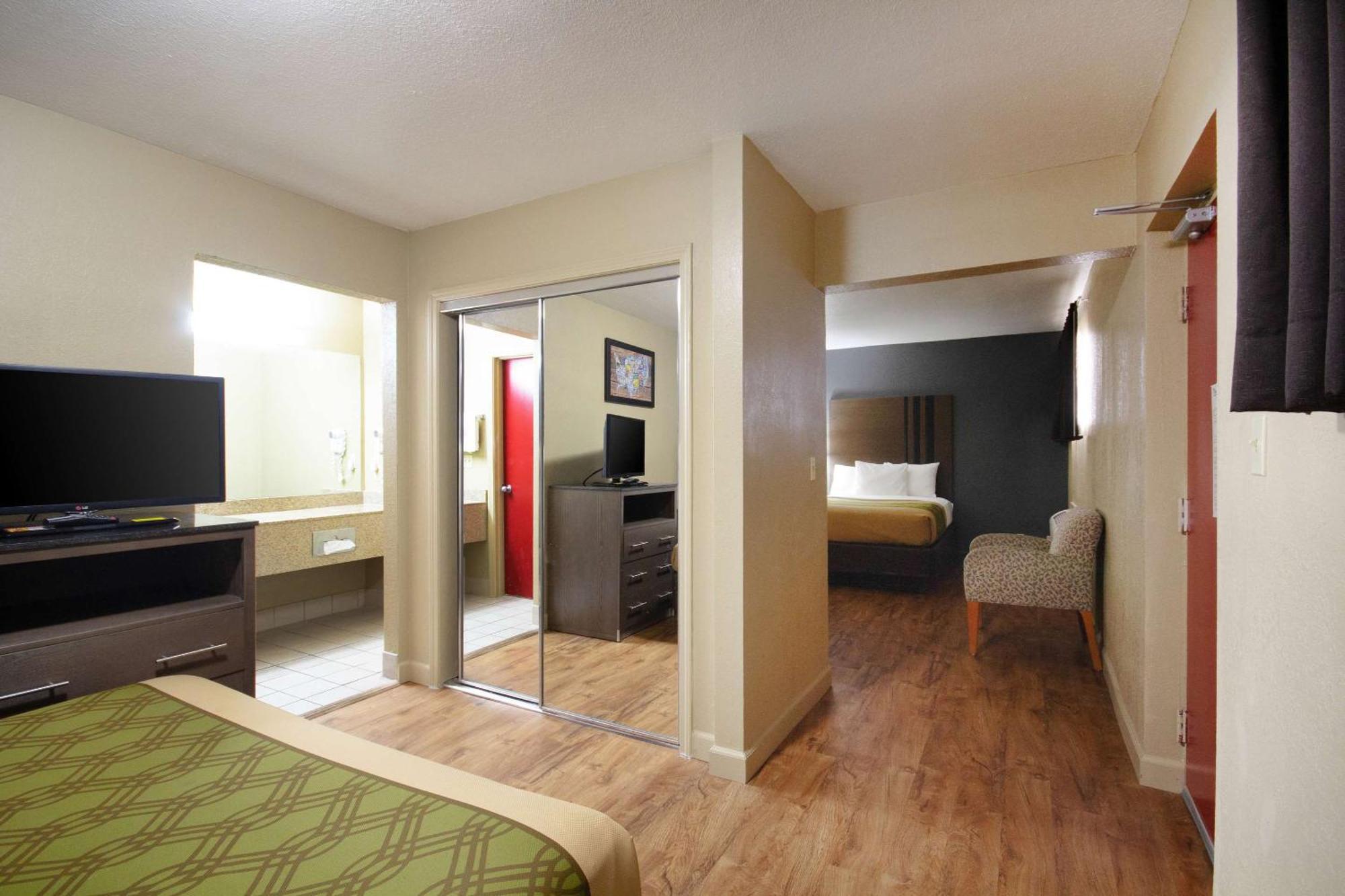 Econo Lodge Inn & Suites I-35 At Shawnee Mission Силвър Спринг Екстериор снимка