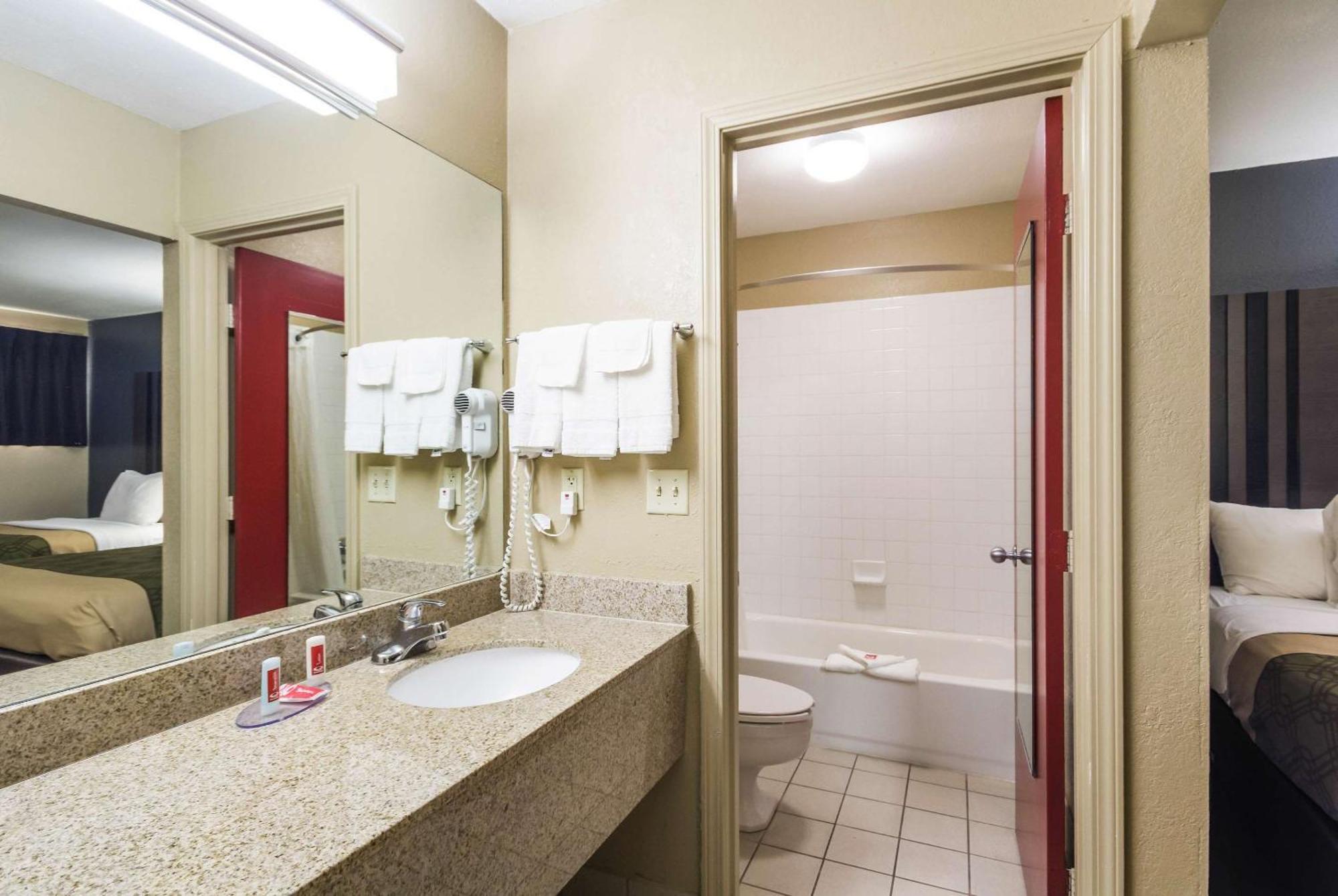 Econo Lodge Inn & Suites I-35 At Shawnee Mission Силвър Спринг Екстериор снимка