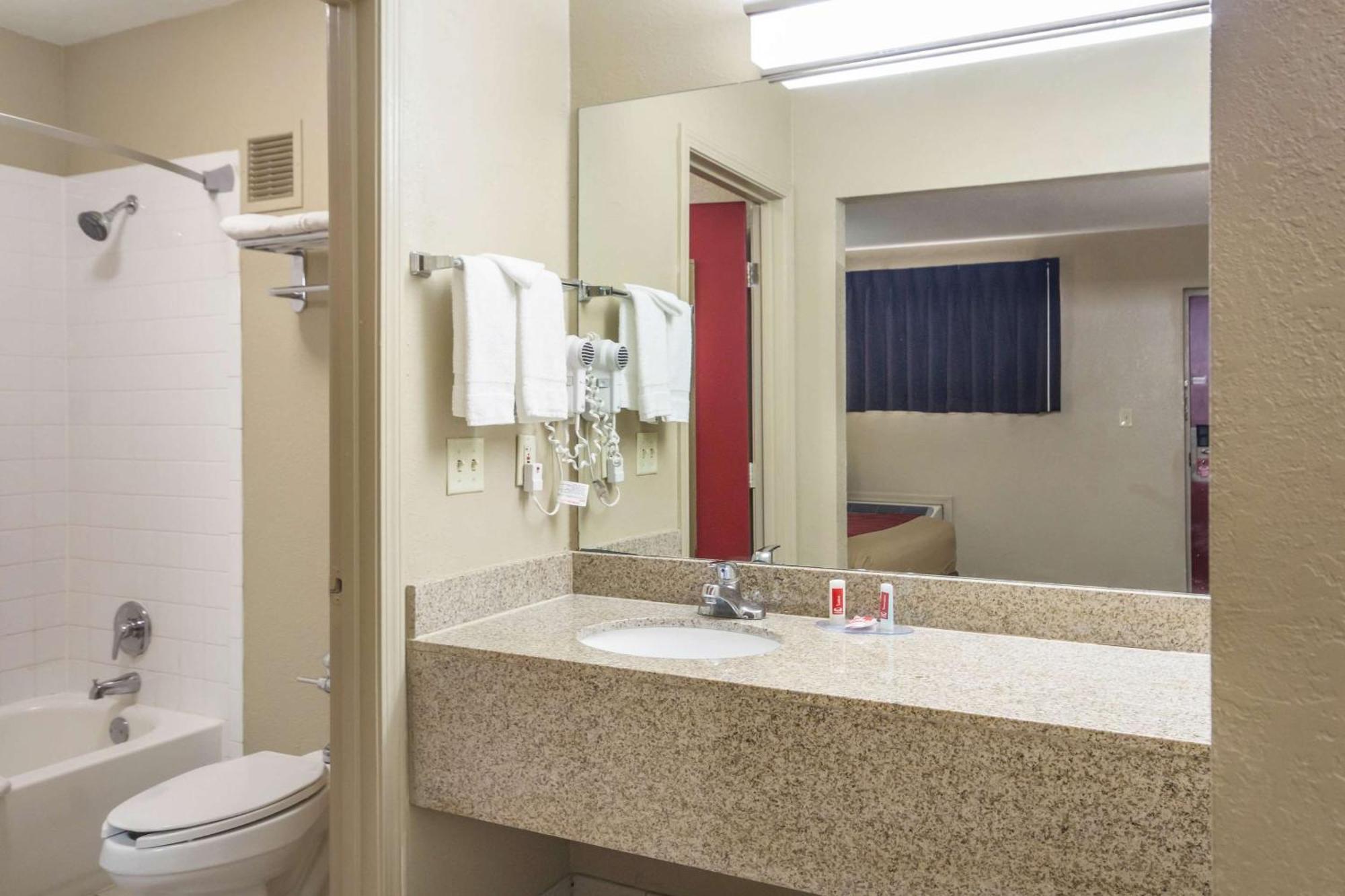 Econo Lodge Inn & Suites I-35 At Shawnee Mission Силвър Спринг Екстериор снимка