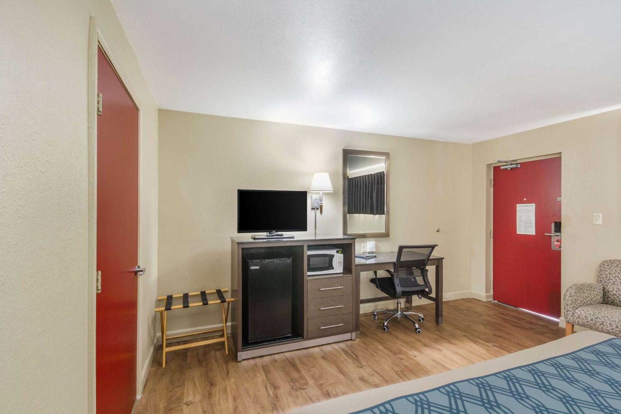 Econo Lodge Inn & Suites I-35 At Shawnee Mission Силвър Спринг Екстериор снимка