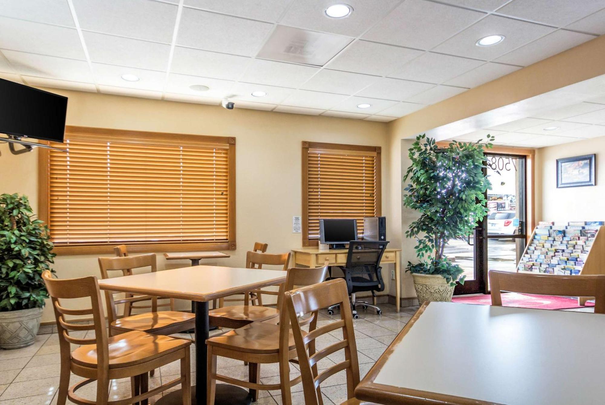 Econo Lodge Inn & Suites I-35 At Shawnee Mission Силвър Спринг Екстериор снимка