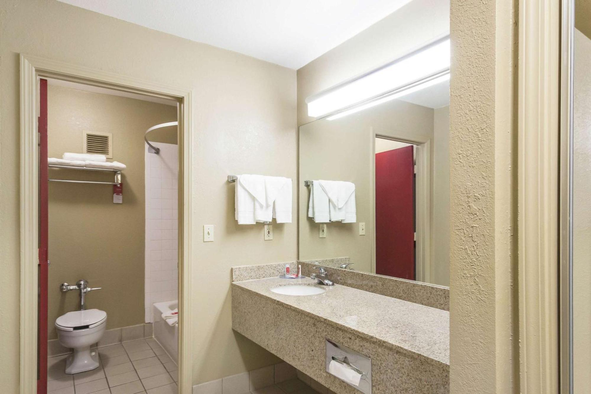 Econo Lodge Inn & Suites I-35 At Shawnee Mission Силвър Спринг Екстериор снимка