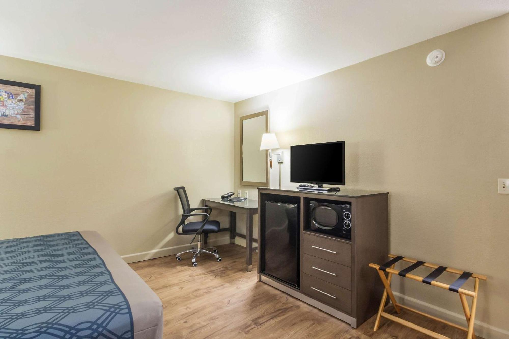 Econo Lodge Inn & Suites I-35 At Shawnee Mission Силвър Спринг Екстериор снимка