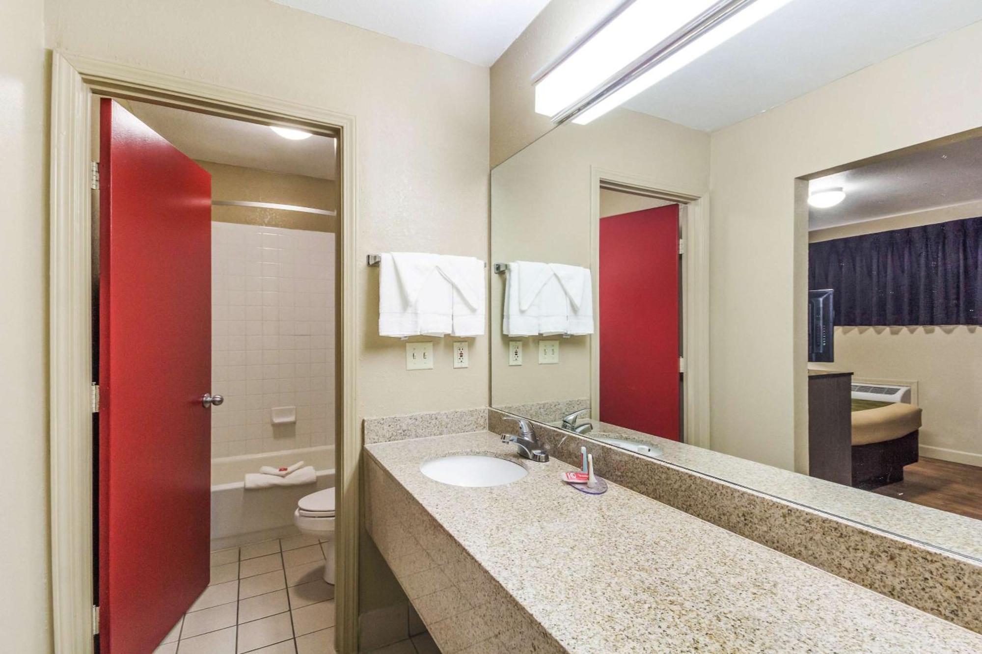 Econo Lodge Inn & Suites I-35 At Shawnee Mission Силвър Спринг Екстериор снимка