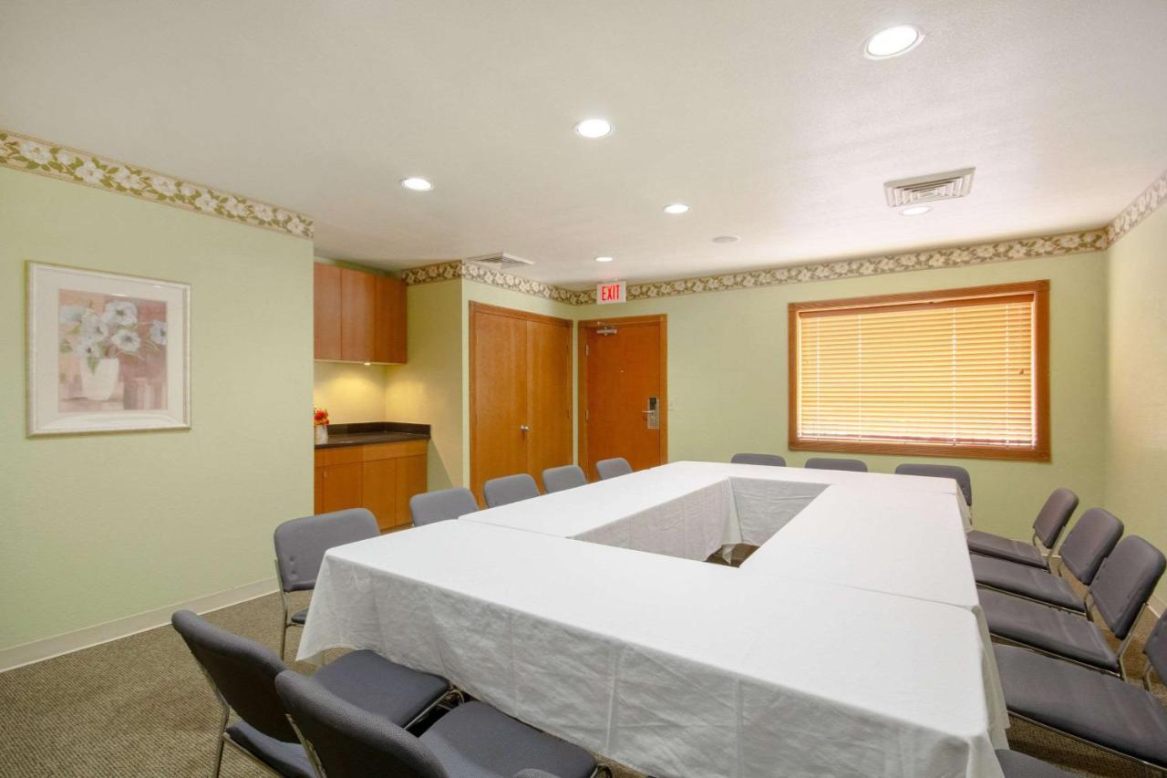 Econo Lodge Inn & Suites I-35 At Shawnee Mission Силвър Спринг Екстериор снимка
