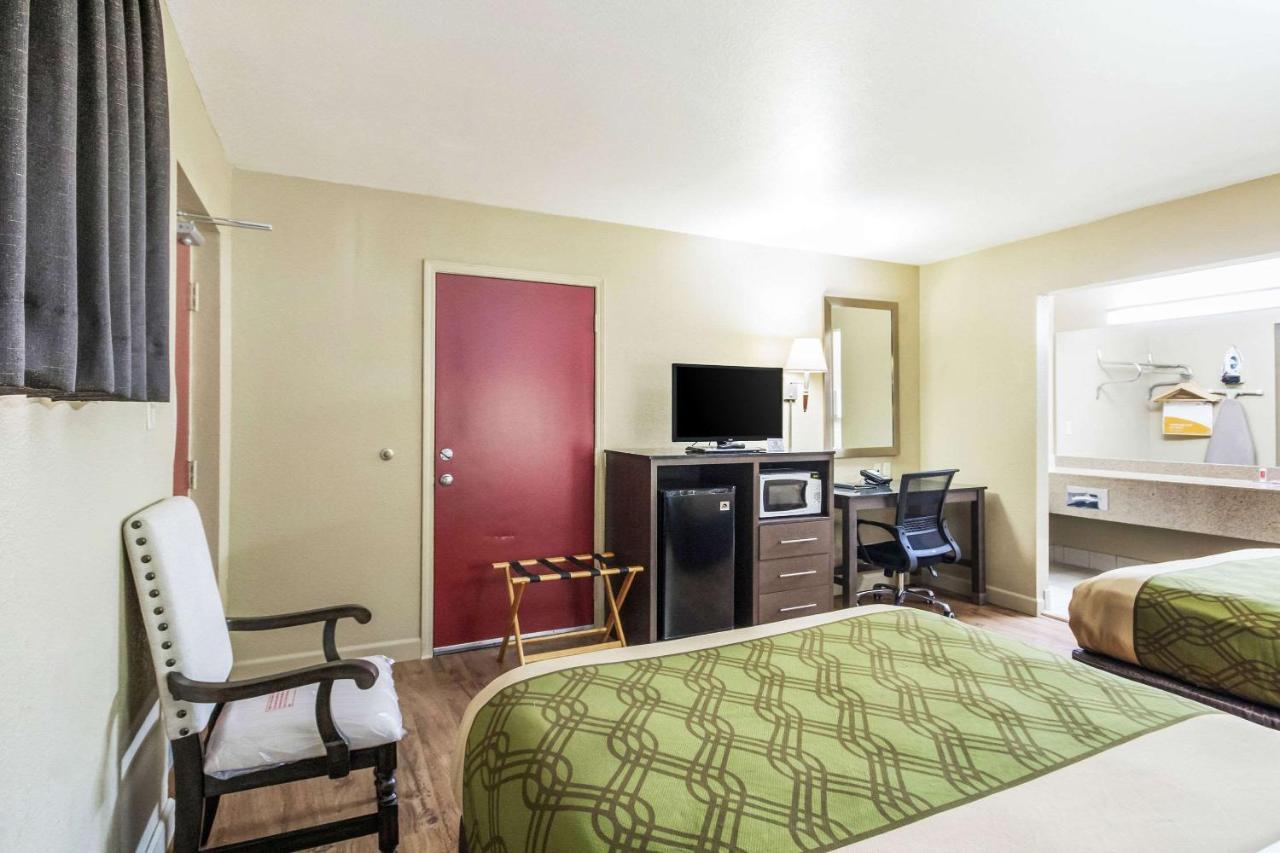 Econo Lodge Inn & Suites I-35 At Shawnee Mission Силвър Спринг Екстериор снимка