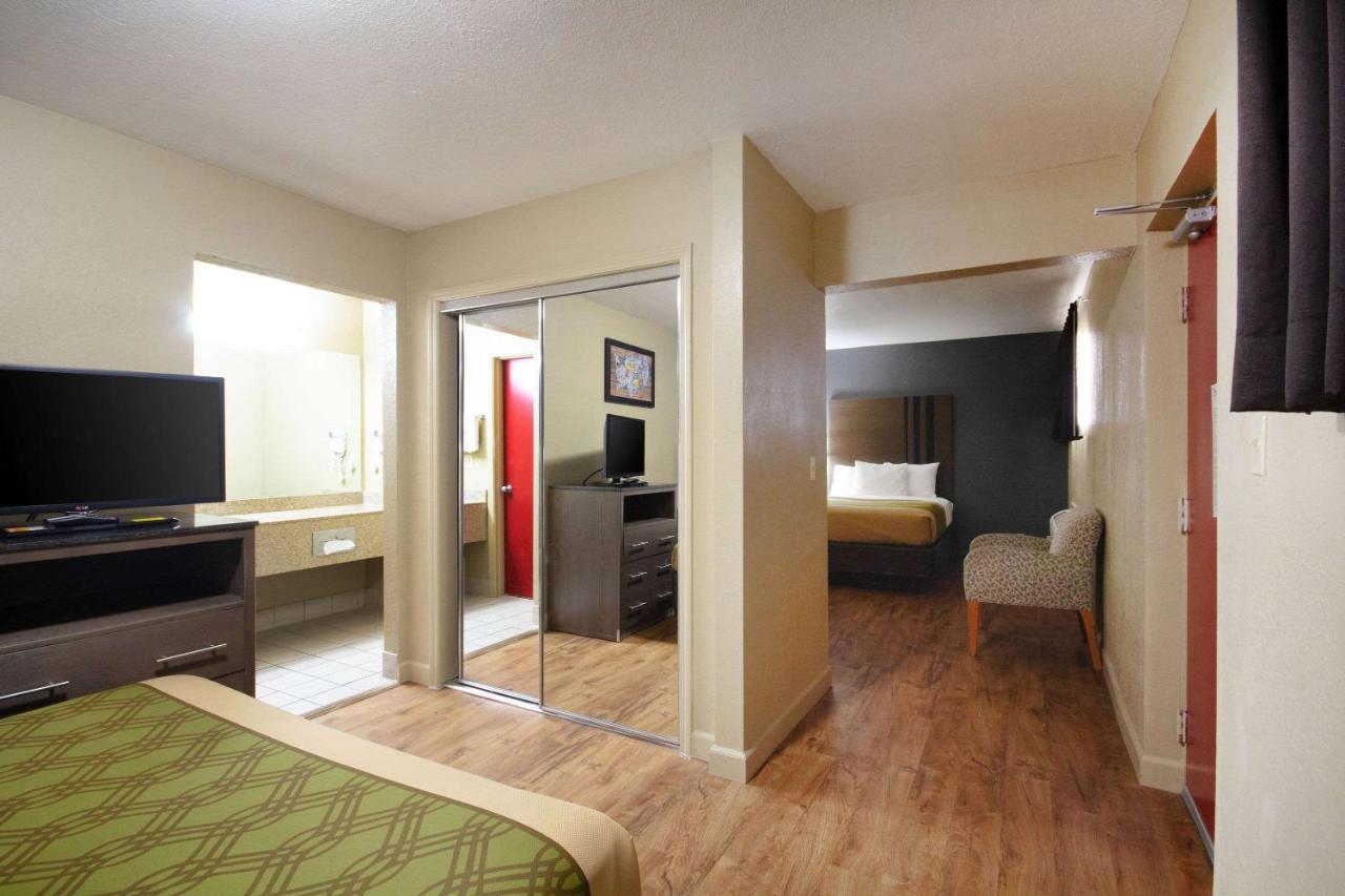 Econo Lodge Inn & Suites I-35 At Shawnee Mission Силвър Спринг Екстериор снимка